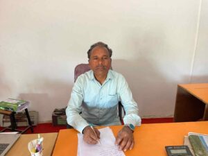 *सेवानिवृति पर प्रधानाध्यापक को दी गई विदाई*- भारत संपर्क