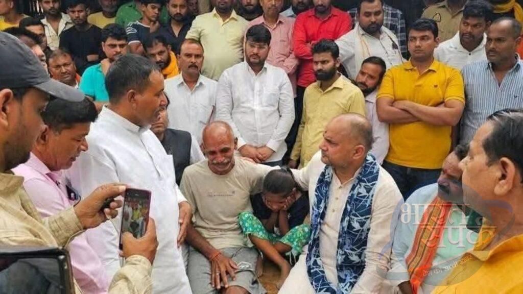 पुलिस की दबंगई! घर में घुसे बेटी-पत्नी के सामने अधेड़ से मारपीट, फिर ले गए … – भारत संपर्क पुलिस की दबंगई! घर में घुसे बेटी-पत्नी के सामने अधेड़ से मारपीट, फिर ले गए … – भारत संपर्क
