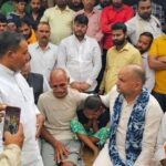 पुलिस की दबंगई! घर में घुसे बेटी-पत्नी के सामने अधेड़ से मारपीट, फिर ले गए … – भारत संपर्क