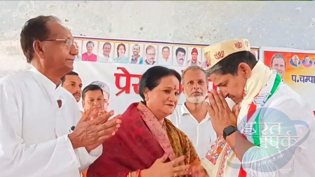 कांग्रेस नेता के स्वागत में कार्यकर्ताओं ने पहना दी बीजेपी की टोपी, अब… कांग्रेस नेता के स्वागत में कार्यकर्ताओं ने पहना दी बीजेपी की टोपी, अब…
