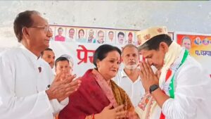 कांग्रेस नेता के स्वागत में कार्यकर्ताओं ने पहना दी बीजेपी की टोपी, अब…