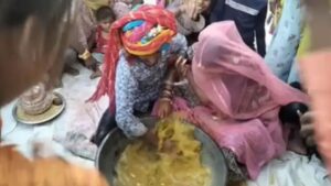 अंगूठी ढूंढने की रस्म में भिड़े दूल्हा-दुल्हन, अंत में लड़की ने कर दिया ऐसा काम, उड़…