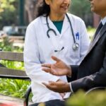 60 साल की उम्र में अचानक दिखी बचपन की गर्लफ्रेंड, बीवी-बच्चों को छोड़ भाग…
