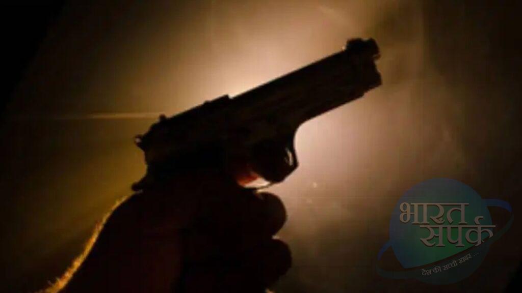नाच रहे थे बराती, जश्न के बीच डॉक्टर ने की फायरिंग… बेटे को ही जा लगी… नाच रहे थे बराती, जश्न के बीच डॉक्टर ने की फायरिंग… बेटे को ही जा लगी…