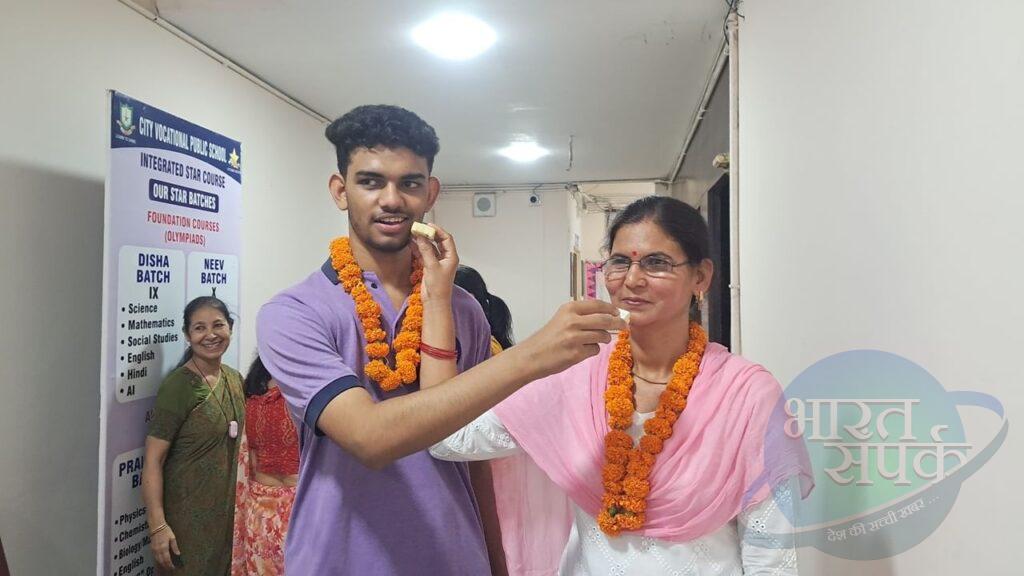 सीबीएसई 12वीं में मेरठ के करण पिलानी ने रचा इतिहास, 500 में से आए 499 अंक