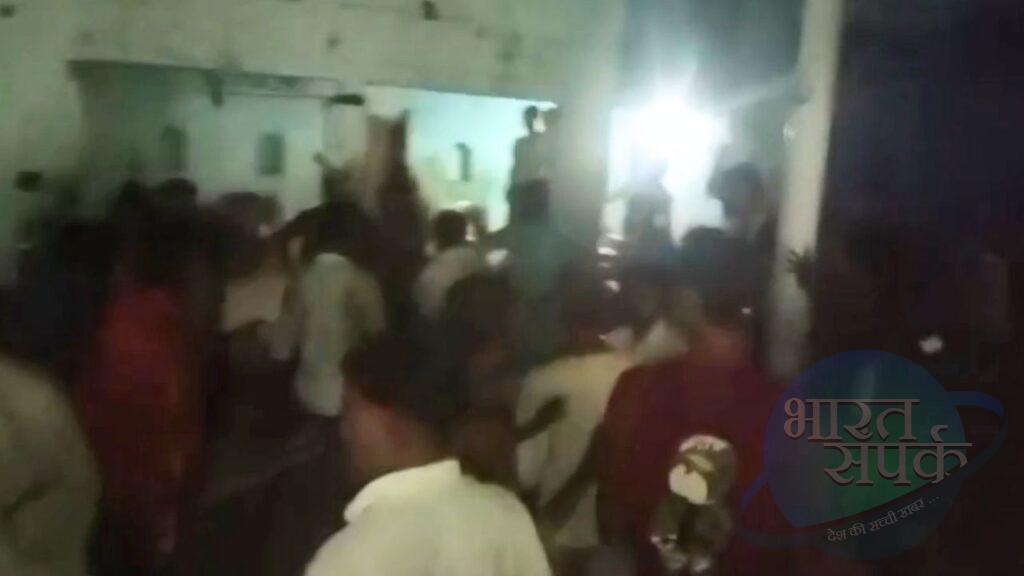 जयमाल की तस्वीरें खींचने पर बवाल, दुल्हन पक्ष ने कुर्सी-छ्नौटे से पीटा…… जयमाल की तस्वीरें खींचने पर बवाल, दुल्हन पक्ष ने कुर्सी-छ्नौटे से पीटा……