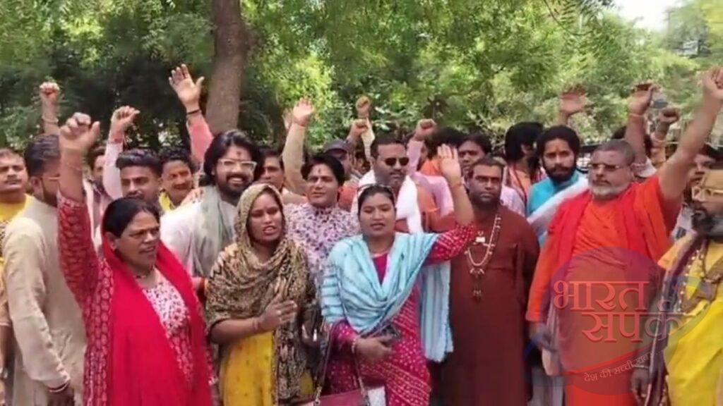 हिंदु कार्यक्रमों में शामिल न हों मुस्लिम कलाकार… संतों ने की मांग, DM को… – भारत संपर्क हिंदु कार्यक्रमों में शामिल न हों मुस्लिम कलाकार… संतों ने की मांग, DM को… – भारत संपर्क