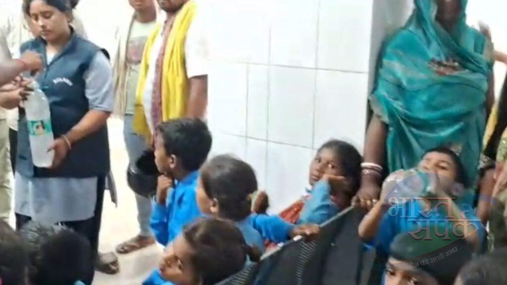 मिड डे मील में निकली छिपकली, 20 बच्चों की तबीयत बिगड़ी… हॉस्पिटल में किया… मिड डे मील में निकली छिपकली, 20 बच्चों की तबीयत बिगड़ी… हॉस्पिटल में किया…
