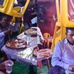 मूसलाधार बारिश में मजे से खाते दिखे बाराती, पेट भरने के लिए बैठाया ऐसा जुगाड़