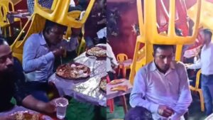 मूसलाधार बारिश में मजे से खाते दिखे बाराती, पेट भरने के लिए बैठाया ऐसा जुगाड़