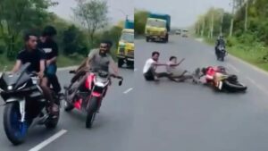 बिना सोचे समझे स्टंट करना लड़कों को पड़ा भारी, एक गलती से बीच सड़क पर फैल गए स्टंटबाज