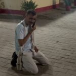 साहब! बेटी लापता हो गई है, पुलिस नहीं कर रही मदद, थाने में जमीन पर बैठकर दह… – भारत संपर्क