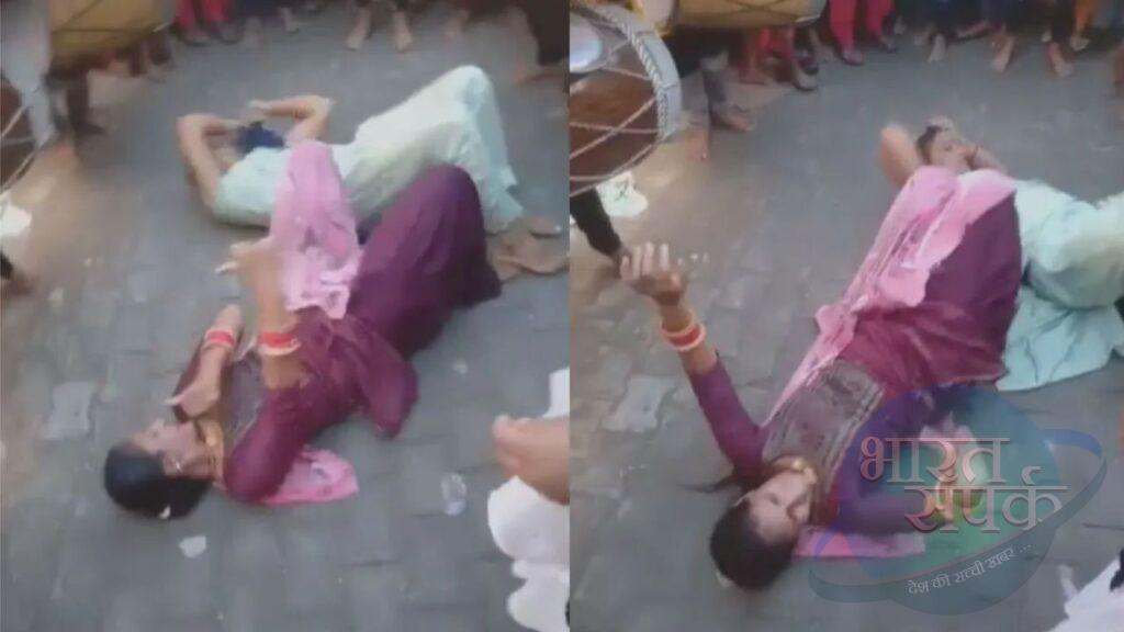 Video: ढोल की थाप सुनते ही जमीन पर लेट गई महिलाएं, फिर किया कुछ ऐसा, देखने वालों ने… Video: ढोल की थाप सुनते ही जमीन पर लेट गई महिलाएं, फिर किया कुछ ऐसा, देखने वालों ने…