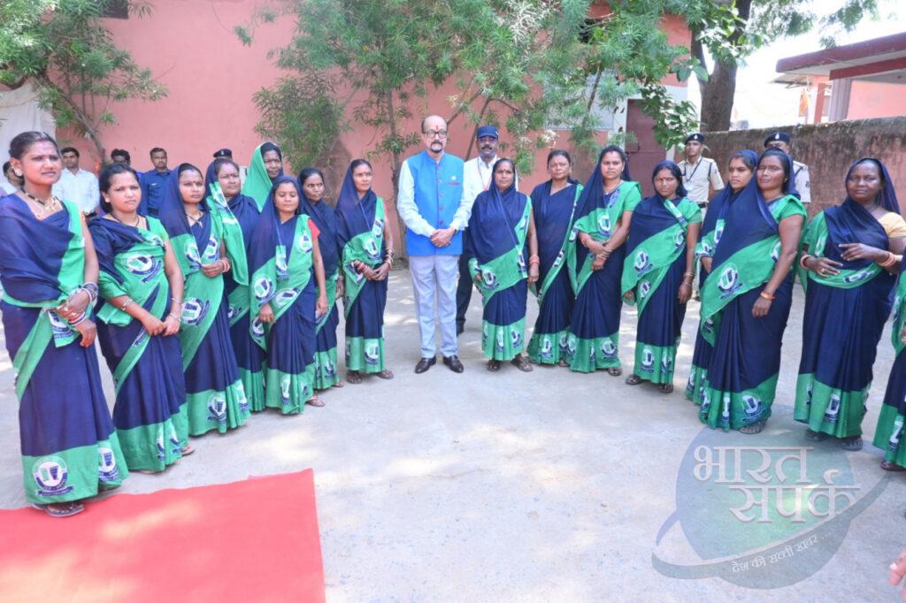 राज्यपाल डेका ने मड़वाडीह पहुंच कर ग्रामीणों से किया संवाद – भारत संपर्क न्यूज़ … राज्यपाल डेका ने मड़वाडीह पहुंच कर ग्रामीणों से किया संवाद – भारत संपर्क न्यूज़ …