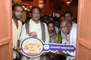 संतु चक्रेस को मिला सपनों का आशियाना, मुख्यमंत्री से पक्के मकान की चाबी पाकर भावुक हुए बुजुर्ग – भारत संपर्क न्यूज़ …