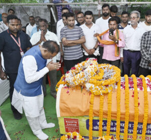 मुख्यमंत्री विष्णु देव साय ने शहीद एएसपी आकाश राव गिरपुंजे के निवास पहुंचकर दी श्रद्धांजलि – भारत संपर्क न्यूज़ …
