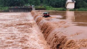 *big breaking:- 5 घंटे से जान अटकी है नदी के रौद्र रूप में, बचाने के लिए…- भारत संपर्क