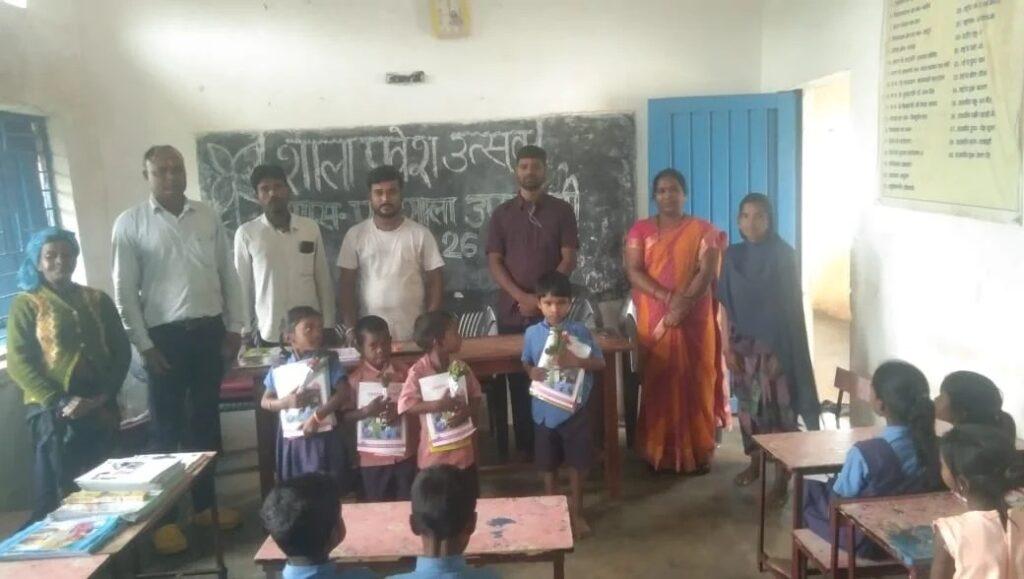 *शाला प्रवेश उत्सव:-तिकल लगाकर किया स्वागत,नन्हे बच्चों को…- भारत संपर्क *शाला प्रवेश उत्सव:-तिकल लगाकर किया स्वागत,नन्हे बच्चों को…- भारत संपर्क