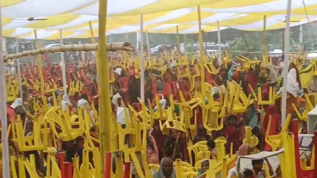 PK की जनसभा में लोगों ने सिर पर क्यों रख ली कुर्सी, देख नेता भी रह गए… PK की जनसभा में लोगों ने सिर पर क्यों रख ली कुर्सी, देख नेता भी रह गए…