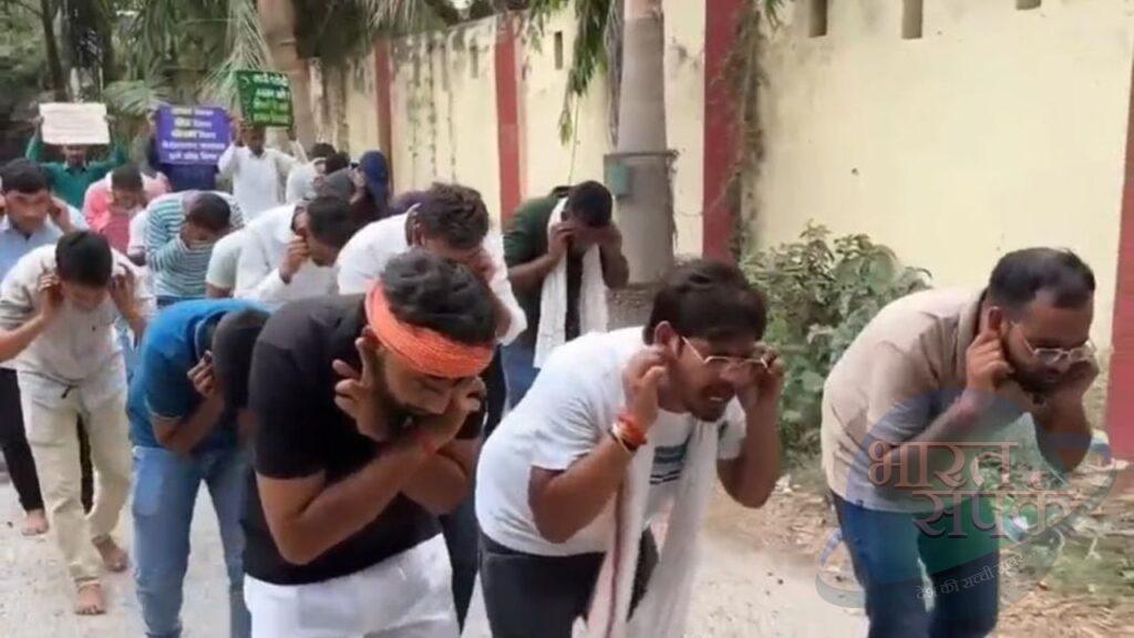 कान पकड़कर मुर्गा बने छात्र! डीएलएड छात्रों का प्रदर्शन बना चर्चा का विषय, मगर… कान पकड़कर मुर्गा बने छात्र! डीएलएड छात्रों का प्रदर्शन बना चर्चा का विषय, मगर…
