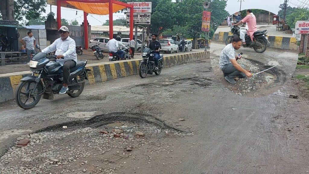 UP: मानसून का झटका नहीं झेल पाईं हरदोई की सड़कें, 2-2 मीटर के हुए गड्ढे; का… – भारत संपर्क UP: मानसून का झटका नहीं झेल पाईं हरदोई की सड़कें, 2-2 मीटर के हुए गड्ढे; का… – भारत संपर्क