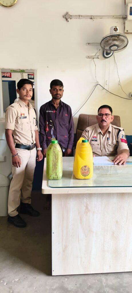 कोनी पुलिस की कार्रवाई – 10 लीटर अवैध महुआ शराब बरामद, एक…- भारत संपर्क