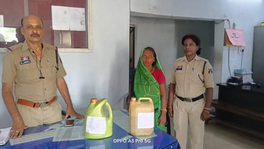 बिलासपुर में शराब बेचती पकड़ी गई महिला — भारत संपर्क बिलासपुर में शराब बेचती पकड़ी गई महिला — भारत संपर्क