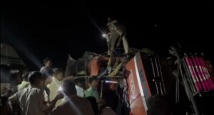 रतनपुर में तेज रफ्तार मजदा पलटी, वाहन में ढाई घंटे तक फंसे…- भारत संपर्क