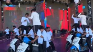 VIDEO: स्कूटियों पर लड़कों ने दिखाया खतरनाक करतब, स्टंट देख दांतों तले दबा लेंगे…