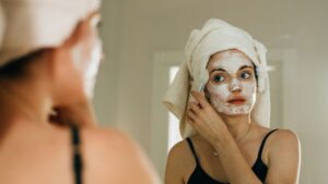 Skin Care Tips: स्क्रब के बाद फेस पैक लगाना क्यों जरूरी है?