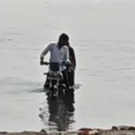 पत्नी और बच्चे को बिठाकर पार करने लगा नदी, बीच में बंद हुई बाइक…अटकी सांस… – भारत संपर्क