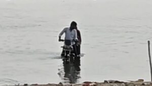 पत्नी और बच्चे को बिठाकर पार करने लगा नदी, बीच में बंद हुई बाइक…अटकी सांस… – भारत संपर्क