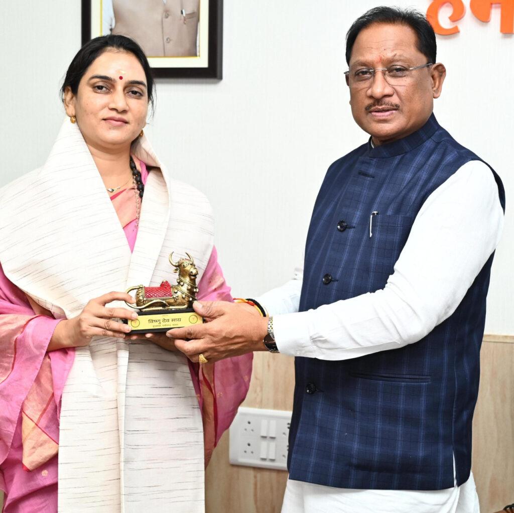 मुख्यमंत्री विष्णु देव साय ने वॉटर वुमन शिप्रा पाठक का किया सम्मान – भारत संपर्क न्यूज़ … मुख्यमंत्री विष्णु देव साय ने वॉटर वुमन शिप्रा पाठक का किया सम्मान – भारत संपर्क न्यूज़ …