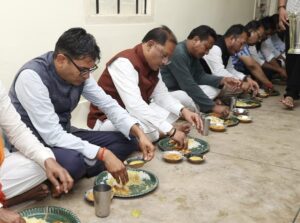 मुख्यमंत्री विष्णु देव साय ने रायगढ़ में पंगत में बैठकर ग्रहण किया भंडारा प्रसाद – भारत संपर्क न्यूज़ …