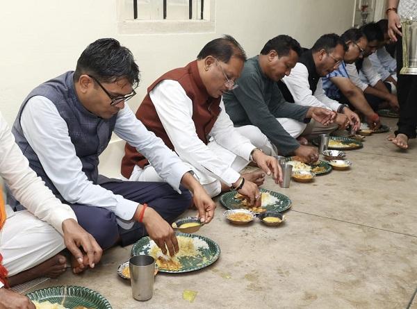 मुख्यमंत्री विष्णु देव साय ने रायगढ़ में पंगत में बैठकर ग्रहण किया भंडारा प्रसाद – भारत संपर्क न्यूज़ …