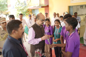 राज्यपालरमेन डेका ने एकलव्य विद्यालय में लगाया आंवला का पौधा, छात्रों से संवाद कर बढ़ाया उत्साह’ – भारत संपर्क न्यूज़ …