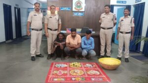 खुडखुडिया जुआ पर पुलिस की दोहरी कार्रवाई, पुलिस ने पकड़े 5 आरोपी, आरोपियों से हजारों … – भारत संपर्क न्यूज़ …