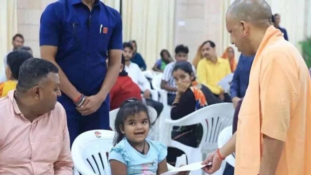 CM योगी ने EWS कोटे से बाची का कराया था दाखिला, अब वह ड्रेस-किताबों के लिए… CM योगी ने EWS कोटे से बाची का कराया था दाखिला, अब वह ड्रेस-किताबों के लिए…