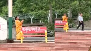 Viral Video: आंटी ने अंकल के डांस पर बनाया अलग ही सीन, मटरगस्ती करते पतिदेव की बना दी…