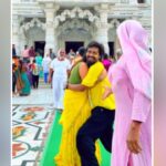 Viral Video: मंदिर के बाहर कपल ने की ऐसी हरकत, देख भड़क गई बूढ़ी अम्मा