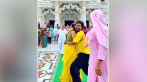 Viral Video: मंदिर के बाहर कपल ने की ऐसी हरकत, देख भड़क गई बूढ़ी अम्मा