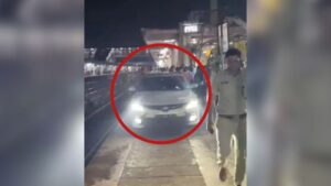 ट्रेन से उतर रहे थे लोग, तभी आ प्लेटफार्म पर स्पीड से आ गई कार, ड्राइवर को पकड़ा तो…