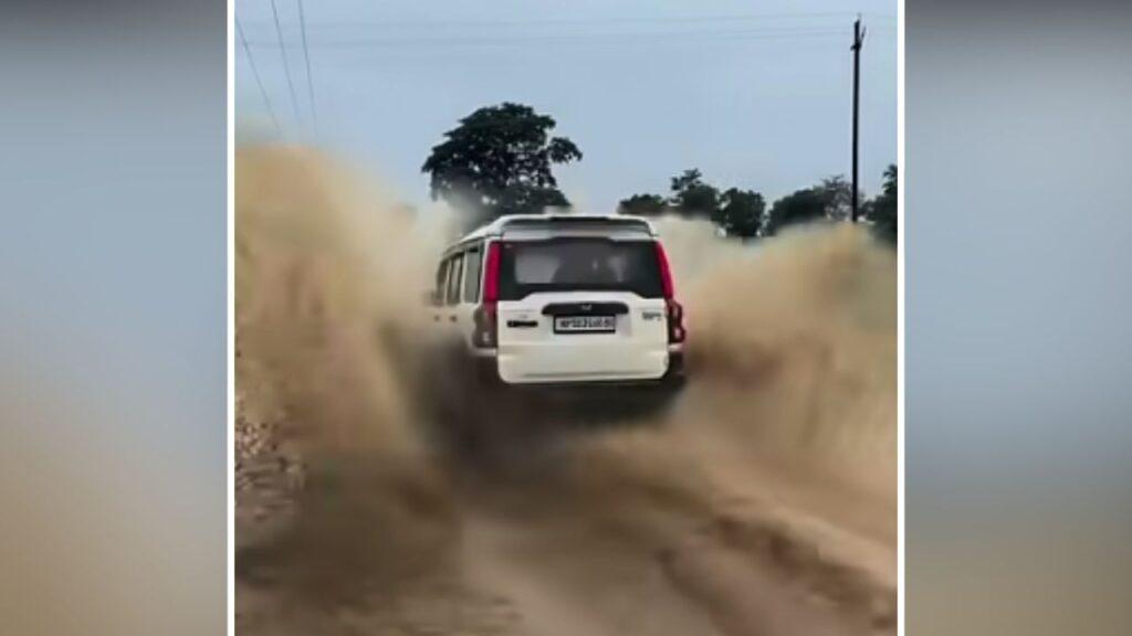 Viral Video: इसे कहते हैं ‘इंस्टेंट कर्मा’! लोगों को भिगोते हुए निकली कार, फिर जो हुआ Viral Video: इसे कहते हैं ‘इंस्टेंट कर्मा’! लोगों को भिगोते हुए निकली कार, फिर जो हुआ