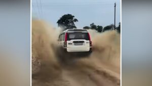 Viral Video: इसे कहते हैं ‘इंस्टेंट कर्मा’! लोगों को भिगोते हुए निकली कार, फिर जो हुआ