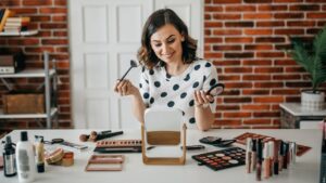 ह्यूमिडिटी में लंबे समय तक टिका रहेगा मेकअप, अपनाएं ये टिप्स