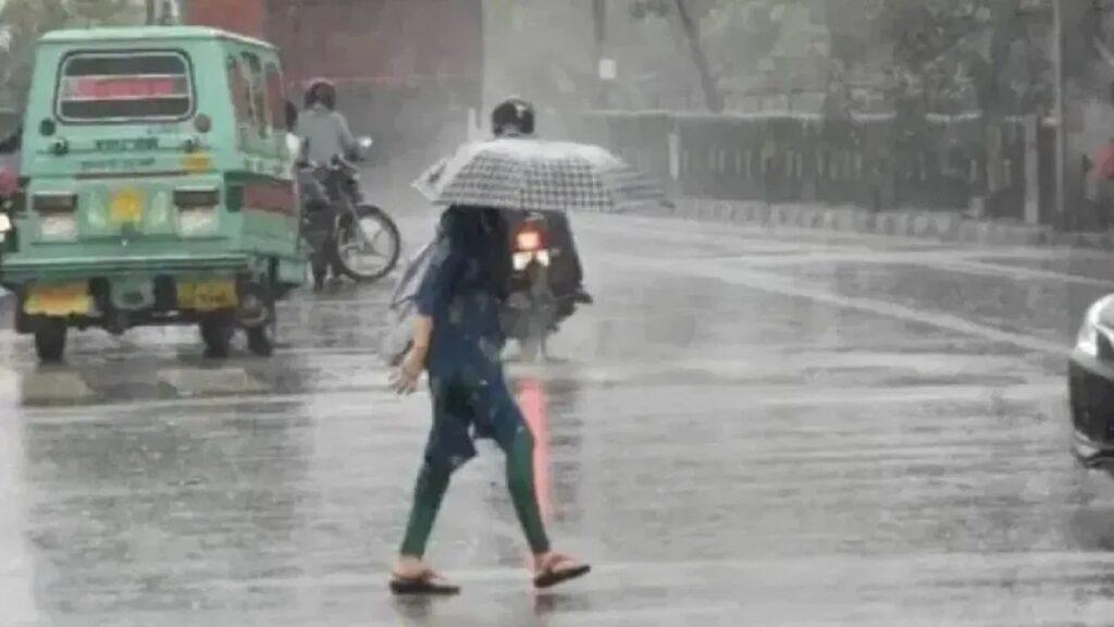 दिल्ली से लेकर यूपी-बिहार तक बरसेंगे बादल, पहाड़ों पर मानसून ने मचाई आफत;… दिल्ली से लेकर यूपी-बिहार तक बरसेंगे बादल, पहाड़ों पर मानसून ने मचाई आफत;…
