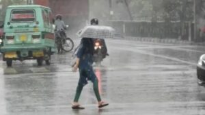दिल्ली से लेकर यूपी-बिहार तक बरसेंगे बादल, पहाड़ों पर मानसून ने मचाई आफत;…