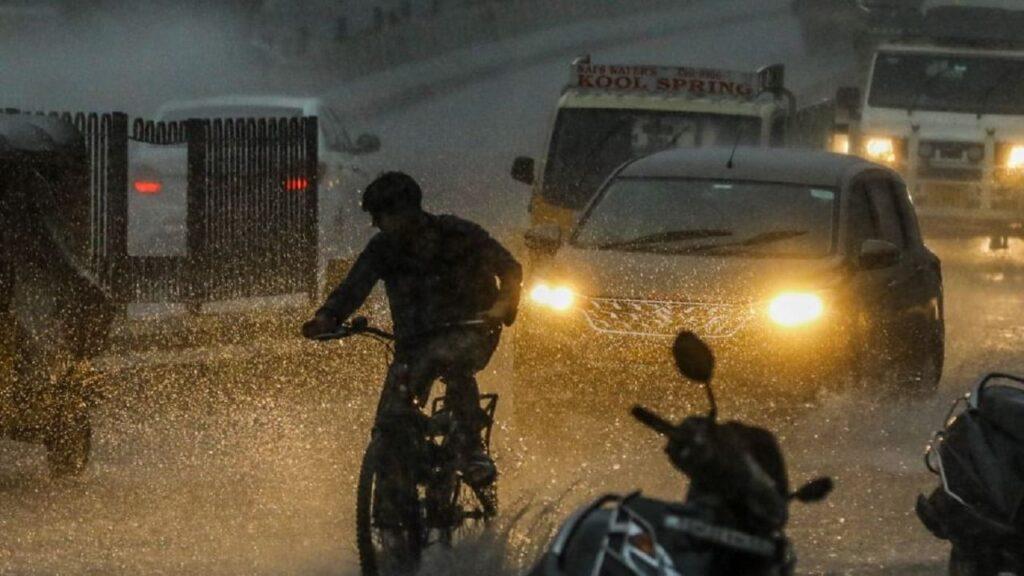दिल्ली-NCR में सुबह ही हो गया अंधेरा… झमाझम बारिश से डूबीं सड़कें, अगले क… – भारत संपर्क