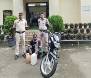 पुलिस की शराब रेड कार्रवाई, 15 लीटर महुआ शराब सहित आरोपी गिरफ्तार – भारत संपर्क न्यूज़ …