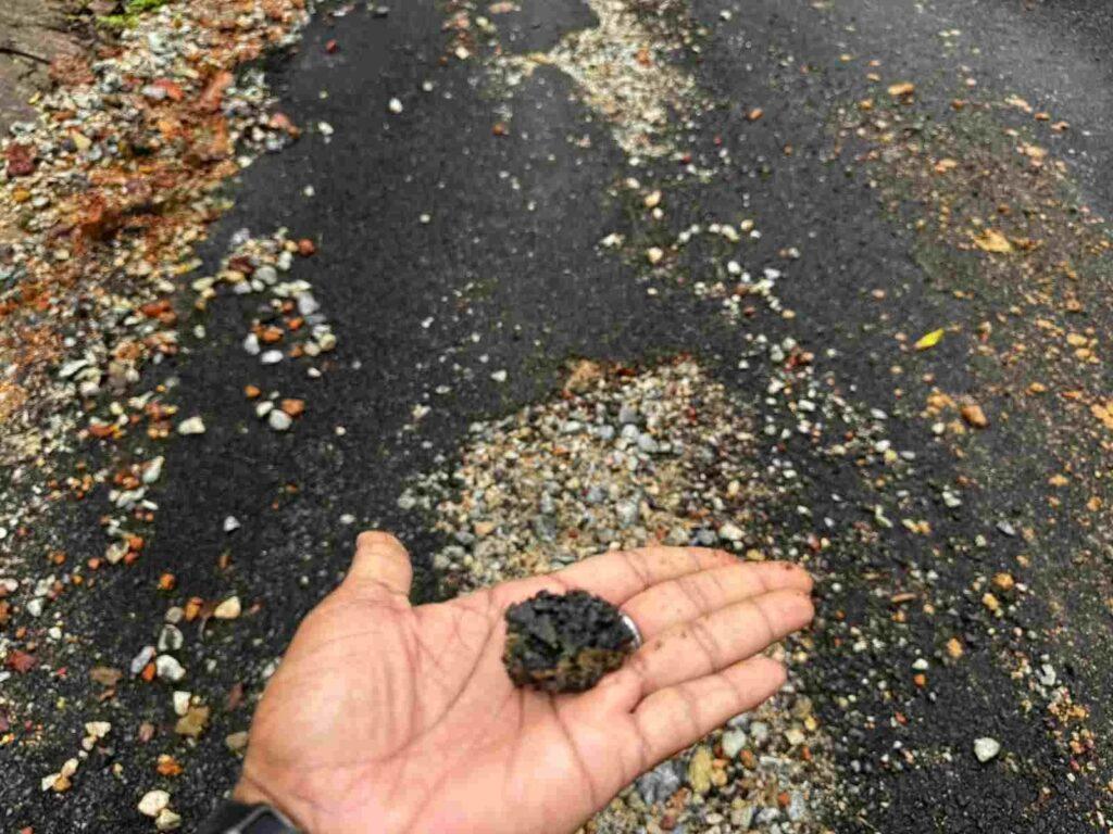 *हाथ में उठी सड़क, रेत की तरह भरभरा कर गिरी, घटिया निर्माण की भेंट चढ़ी…- भारत संपर्क *हाथ में उठी सड़क, रेत की तरह भरभरा कर गिरी, घटिया निर्माण की भेंट चढ़ी…- भारत संपर्क